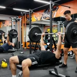 Anabolika Shop: Bodybuilder im Fitnessstudio beim Training mit Gewichten und modernem Equipment.